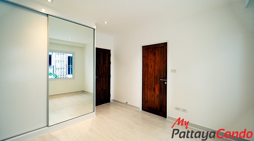 Beverly Hills Village Pattaya Townhouse For Sale - HP0003-9