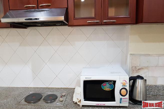 Saranjai Mansion | Large One Bedroom with Balcony and Pool View for Rent on Sukhumvit 6, Bangkok