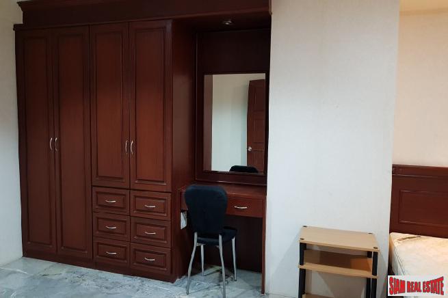 Saranjai Mansion | Large One Bedroom with Balcony and Pool View for Rent on Sukhumvit 6, Bangkok
