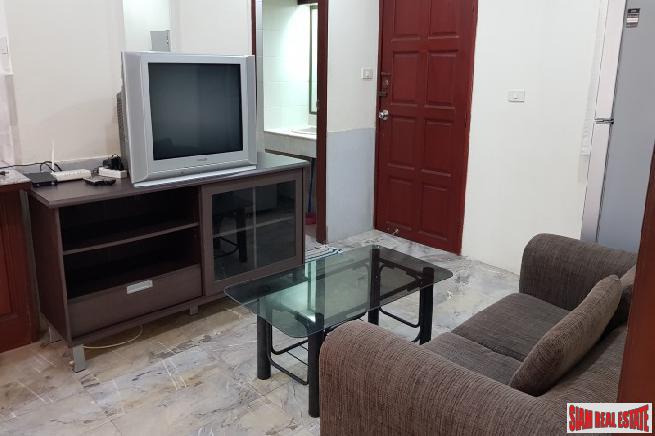 Saranjai Mansion | Large One Bedroom with Balcony and Pool View for Rent on Sukhumvit 6, Bangkok