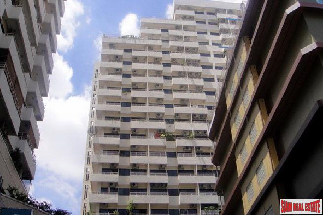 Saranjai Mansion | Large One Bedroom with Balcony and Pool View for Rent on Sukhumvit 6, Bangkok