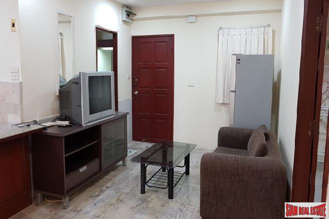 Saranjai Mansion | Large One Bedroom with Balcony and Pool View for Rent on Sukhumvit 6, Bangkok