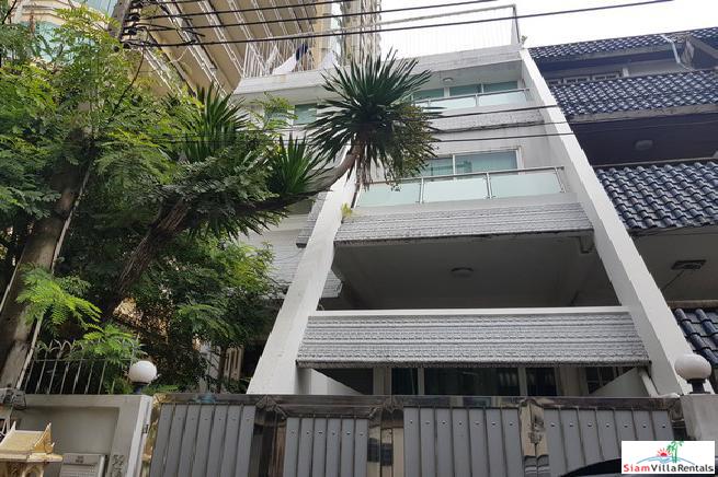 Family-Style Townhouse with Five Bedrooms in the Center of the City, Phrom Phong-0