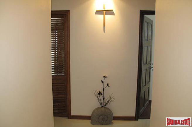 Royal Castle Pattanakarn Condominium | Large 3 Bed Condo for Sale on the 12th Floor with 270 Degree Views-11