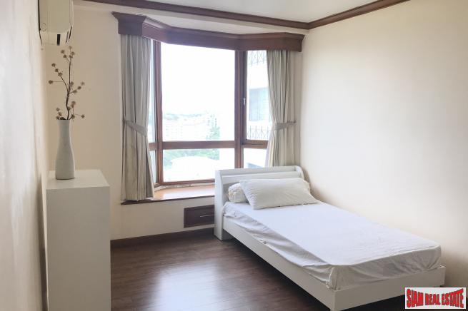 Royal Castle Pattanakarn Condominium | Large 3 Bed Condo for Sale on the 12th Floor with 270 Degree Views-2